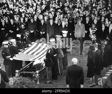 AR8255-3K 25 novembre 1963 sepoltura e ripiegamento della cerimonia della bandiera per il presidente John F. Kennedy. La fotografia include: (Lato destro, fronte a retro) Jacqueline Kennedy, Robert F. Kennedy, Eunice Shriver, Patricia Lawford, Jean Smith, Super del cimitero nazionale di Arlington Jack Meltzer, (prima fila da metà a destra) Presidente della Germania occidentale Heinrich Luebbe, generale Charles de Gaulle di Francia, imperatore d'Etiopia Haile Selassie, presidente delle Filippine Diosdado Macapagal, e lutto. Gravesite, Cimitero Nazionale di Arlington, Washington, D.C. Please credit: 'Abbie Rowe. W Foto Stock