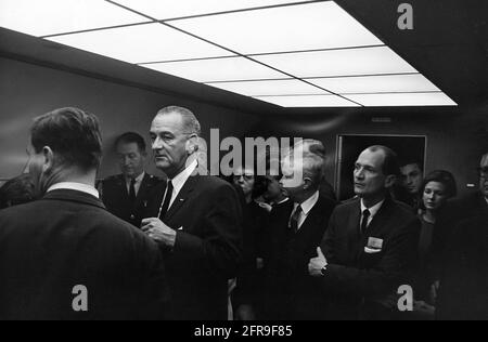 ST-1A-10-63 22 novembre 1963 viaggio in Texas: Cerimonia di giuramento a bordo di Air Force One, Lyndon B. Johnson (LBJ) come presidente. Si prega di credito 'Cecil Stoughton. Fotografie della Casa Bianca. John F. Kennedy Presidential Library and Museum, Boston' Foto Stock