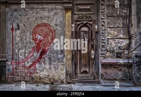 L'Avana, Cuba, luglio 2019, graffiti sulla facciata di un edificio nella parte più antica della capitale Foto Stock