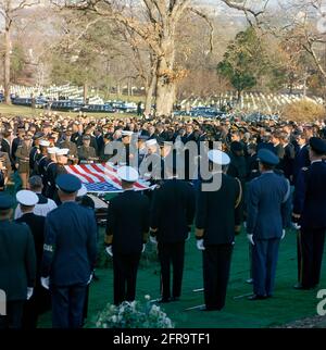 ST-C422-21-63 25 novembre 1963 Funerale di Stato del Presidente Kennedy: Messa di Requiem alla Cattedrale di San Matteo e sepoltura al Cimitero Nazionale di Arlington. Si prega di credito 'Cecil Stoughton. Fotografie della Casa Bianca. John F. Kennedy Presidential Library and Museum, Boston' Foto Stock