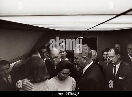 ST-1A-21-63 22 novembre 1963 viaggio in Texas: Cerimonia di giuramento a bordo di Air Force One, Lyndon B. Johnson (LBJ) come presidente. Si prega di credito 'Cecil Stoughton. Fotografie della Casa Bianca. John F. Kennedy Presidential Library and Museum, Boston' Foto Stock