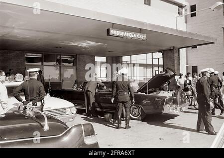 ST-527-5-63 22 novembre 1963 viaggio in Texas: Parkland Hospital (esterno); limousine del presidente; Love Field, corpo del presidente trasportato su Air Force One. Si prega di credito 'Cecil Stoughton. Fotografie della Casa Bianca. John F. Kennedy Presidential Library and Museum, Boston' Foto Stock