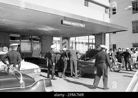 ST-527-4-63 22 novembre 1963 viaggio in Texas: Parkland Hospital (esterno); limousine del presidente; Love Field, corpo del presidente trasportato su Air Force One. Si prega di credito 'Cecil Stoughton. Fotografie della Casa Bianca. John F. Kennedy Presidential Library and Museum, Boston' Foto Stock