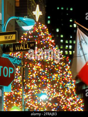 2005 STORICO ALBERO DI NATALE LUCI MURO VIA SEGNO QUARTIERE FINANZIARIO MANHATTAN NEW YORK CITY USA Foto Stock