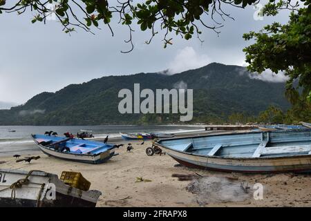 Barche da pesca sulla riva del villaggio di pescatori della baia di Maracas. Foto Stock