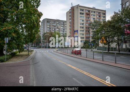 VARSAVIA. POLONIA - AGOSTO 2015: Paesaggio urbano di Varsavia in estate. Alberi verdi lungo la strada. Quartieri residenziali, alti edifici. Calda giornata estiva a Varsavia. Foto Stock