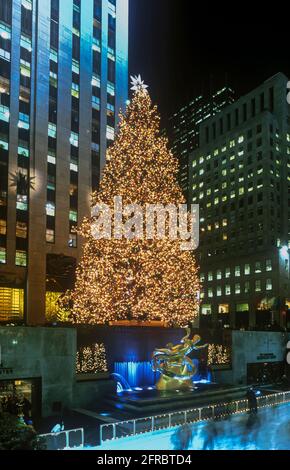 2005 STORICO ALBERO DI NATALE LUCI PATTINAGGIO SU GHIACCIO RINK ROCKEFELLER CENTRO (©RAYMOND HOOD 1939) MANHATTAN NEW YORK CITY USA Foto Stock