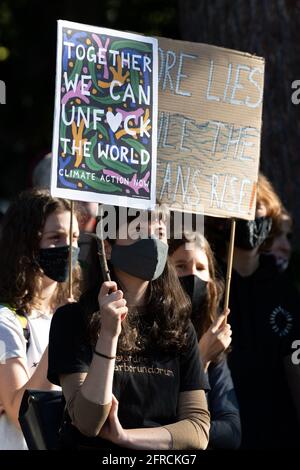 Melbourne, Australia 21 maggio 2021, UN adolescente tiene un cartello di protesta durante un rally che ha portato migliaia di studenti e sostenitori nelle strade di Melbourne per le proteste "Schools Strike 4 Climate" che hanno invitato i governi di tutto il mondo ad agire sul cambiamento climatico. Credit: Michael Currie/Alamy Live News Foto Stock