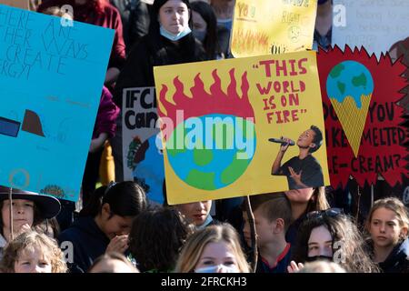 Melbourne, Australia 21 maggio 2021, segnali di protesta durante un raduno che ha portato migliaia di studenti e sostenitori nelle strade di Melbourne per le proteste "Schools Strike 4 Climate" che hanno invitato i governi di tutto il mondo ad agire sul cambiamento climatico. Credit: Michael Currie/Alamy Live News Foto Stock