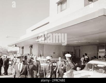 ST-527-3-63 22 novembre 1963 viaggio in Texas: Parkland Hospital (esterno); limousine del presidente; Love Field, corpo del presidente trasportato su Air Force One Please credito 'Cecil Stoughton. Fotografie della Casa Bianca. John F. Kennedy Presidential Library and Museum, Boston' Foto Stock