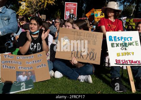 Melbourne, Australia 21 maggio 2021, gli studenti delle scuole tengono segg di protesta durante un rally che ha portato migliaia di studenti e sostenitori nelle strade di Melbourne per le proteste "Schools Strike 4 Climate" che hanno invitato i governi di tutto il mondo ad agire sul cambiamento climatico. Credit: Michael Currie/Alamy Live News Foto Stock