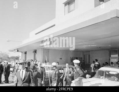 ST-527-3-63 22 novembre 1963 viaggio in Texas: Parkland Hospital (esterno); limousine del presidente; Love Field, corpo del presidente trasportato su Air Force One Please credito 'Cecil Stoughton. Fotografie della Casa Bianca. John F. Kennedy Presidential Library and Museum, Boston' Foto Stock