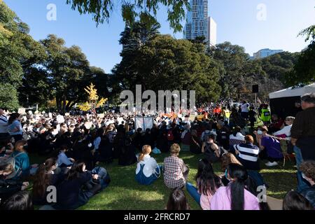 Melbourne, Australia 21 maggio 2021, la folla in occasione di un raduno che ha portato migliaia di studenti e sostenitori nelle strade di Melbourne per le proteste "Schools Strike 4 Climate" che hanno invitato i governi di tutto il mondo ad agire sul cambiamento climatico. Credit: Michael Currie/Alamy Live News Foto Stock