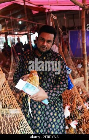 Il mercato all'ingrosso del pollo al bazar di Karwan a Dhaka, Bangladesh. Foto Stock