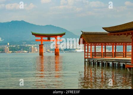 Santuario di Itsukushima-jinja e Torii Foto Stock