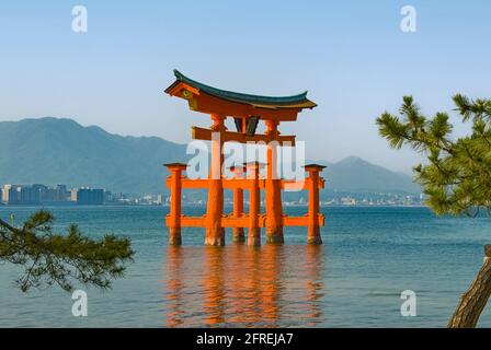 Torii del Santuario di Itsukushima-jinja Foto Stock