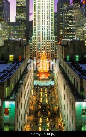 2005 STORICHE LUCI DELL'ALBERO DI NATALE CENTRO ROCKEFELLER (©RAYMOND HOOD 1939) MIDTOWN MANHATTAN NEW YORK CITY STATI UNITI Foto Stock