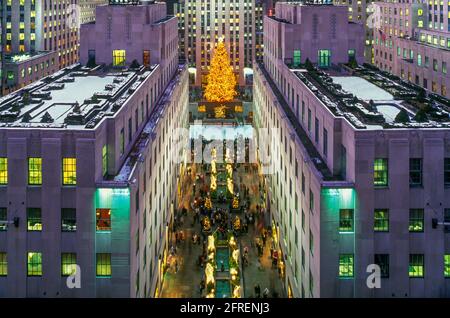 2005 STORICHE LUCI DELL'ALBERO DI NATALE CENTRO ROCKEFELLER (©RAYMOND HOOD 1939) FIFTH AVENUE MIDTOWN MANHATTAN NEW YORK CITY USA Foto Stock