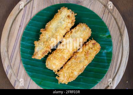 Una porzione di banana fritta con gelato Foto Stock