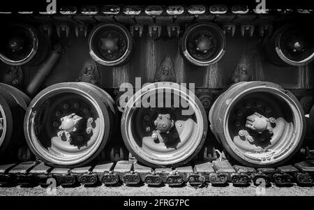 Un carro armato, con vecchi e spezzati battistrada, si trova nel deserto vicino a El Paso, Texas. Foto Stock