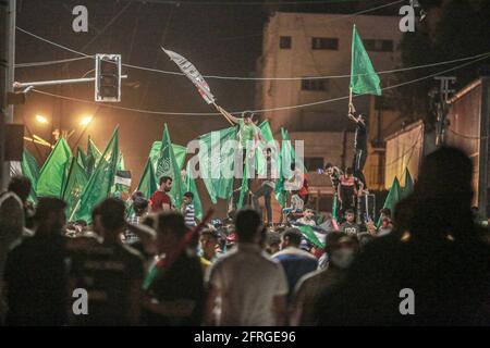 Gaza, territori palestinesi. 21 Maggio 2021. I palestinesi scendono in piazza per celebrare un accordo di cessate il fuoco tra il governo israeliano e il movimento islamico palestinese Hamas, mediato dall'Egitto. Israele e Hamas hanno concordato il cessate il fuoco dopo giorni di combattimenti che hanno visto circa 230 palestinesi uccisi nelle incursioni aeree israeliane e 12 persone in Israele uccise dal fuoco a razzo da Gaza. Credit: Mohammed Talatene/dpa/Alamy Live News Foto Stock