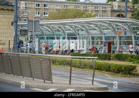 VARSAVIA. POLONIA - Agosto 2015: La grande fermata dei trasporti pubblici con un gran numero di persone vicino alla stazione della metropolitana. Foto di alta qualità Foto Stock