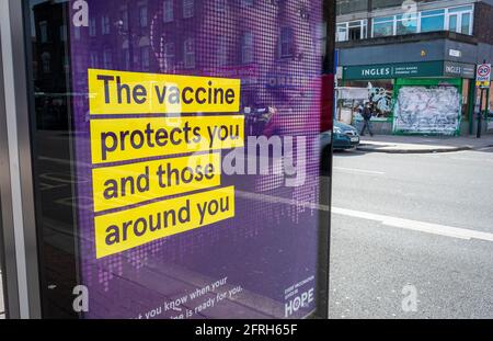 Londra. UK- 05.18.2021: Un cartello del governo dell'NHS sulla strada alta che incoraggia il pubblico ad assumere la vaccinazione Covid-19. Foto Stock