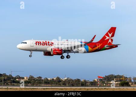 Air Malta Airbus A320-251N (Reg.: 9H-NEB) atterra in serata, uno dei 3 NEO della flotta Air Malta. Foto Stock