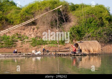 Tradizionale strumento di pesca fatto di legno, bambù e reti installate in paludi o fiumi e ampiamente utilizzato nella Thailandia rurale Foto Stock