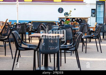 ristorante all'aperto con tavoli e sedie vuoti Foto Stock