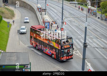 VARSAVIA. POLONIA - Agosto 2015: L'autobus turistico a due piani viaggia verso la città vecchia di Varsavia. La strada attraverso la città vecchia. Foto Stock