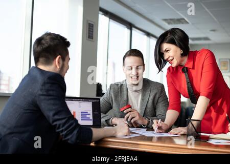 Incontro di uomini d'affari, discussione di orari. Incontri d'affari, pianificazione, negoziazione. Foto Stock