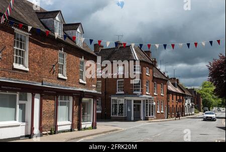 Una vista da Swan Street verso Stratford Road, Alcester, Warwickshire, Inghilterra, Regno Unito Foto Stock