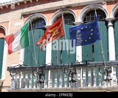 Venezia, VE, Italia - 26 maggio 2020: Tre Bandiere: Italia Europa e Veneto Regione nel mezzo Foto Stock