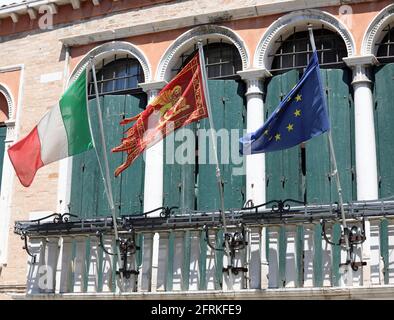 Venezia, VE, Italia - 26 maggio 2020: Tre Bandiere: Italia Europa e Regione Veneto con leone alato Foto Stock