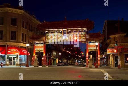 Chinatown, Victoria, British Columbia, Canada, di notte. Porte di interesse armonioso nel centro di Victoria, quartiere di Chinatown. Foto Stock