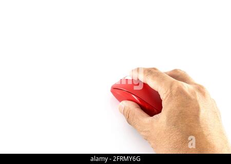 Mano maschio che tiene il mouse wireless rosso su sfondo bianco Foto Stock