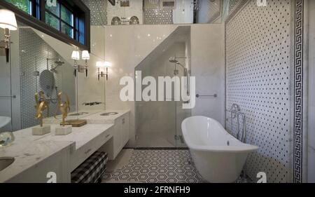 Bagno lussuoso, spazioso e arredato. Modello moderno per interni eleganti e illuminati. Concetto contemporaneo per De Foto Stock