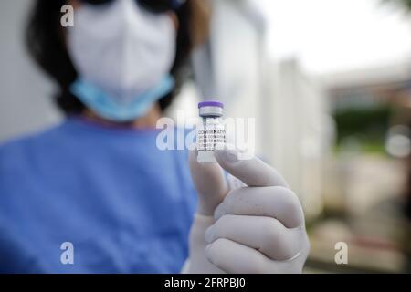 Bucarest, Romania - 21 maggio 2021: Dettagli con la mano di un medico che detiene una dose del vaccino Pfizer BioNTech Comirnaty anti Covid 19 a. Foto Stock