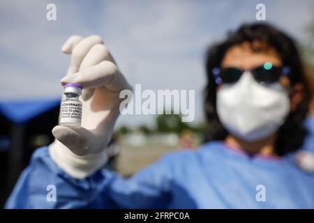 Bucarest, Romania - 21 maggio 2021: Dettagli con la mano di un medico che detiene una dose del vaccino Pfizer BioNTech Comirnaty anti Covid 19 a. Foto Stock