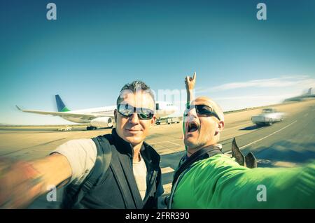Giovani amici hipster moderni che prendono un selfie all'aeroporto internazionale - Avventura stile di vita di viaggio godendo momento e la condivisione della felicità Foto Stock