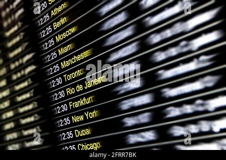 Display digitale all'aeroporto internazionale - connessioni di volo con le città In tutto il mondo - concetto di stile di vita di viaggio con esclusivo destinazioni Foto Stock