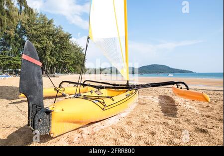 Piccolo catamarano in barca a vela sulla riva - gara di sport acquatici concetto con attrezzatura tecnica in spiaggia Foto Stock