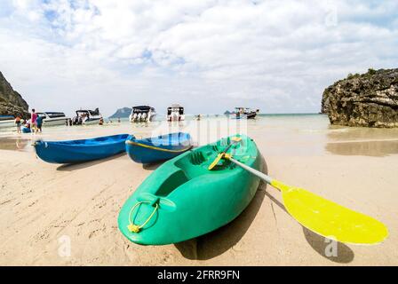 Spiaggia di sabbia con kayak e motoscafi a Ang Thong vicino Ko Samui - bella destinazione tropicale in Thailandia - Viaggi concetto di meraviglie della natura Foto Stock