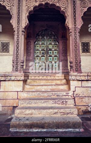 Porta ad arco nel forte Mehrangarh. Jodhpur, Rajasthan, India Foto Stock