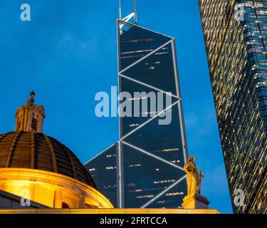 La Corte d'appello finale di Hong Kong, con la Bank of China Tower sullo sfondo, Hong Kong, Cina. Foto Stock