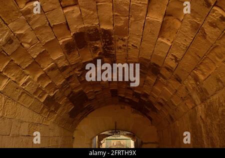 FLORIANA, MALTA - 17 novembre 2015: Tunnel a volta ad arco, costruito da lastre di pietra calcarea globigerina a Floriana, Isole Maltesi. Ottimo lavoro di muratura maltese Foto Stock