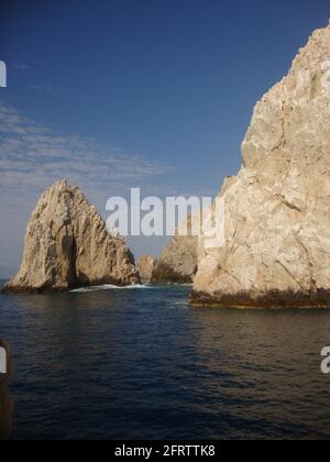 Pittoresche scogliere sul capo dove si incontra l'Oceano Pacifico Il mare di Cortez a Los Cabos Foto Stock