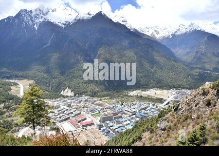 Xigaze. 15 maggio 2021. Foto scattata il 15 maggio 2021 mostra la città di Gyirong in montagna, nella regione Autonoma del Tibet della Cina sudoccidentale. Gyironggou è un importante canale che attraversa l'Himalaya da sud a nord e una strada importante per gli scambi tra Cina, Nepal e continente asiatico meridionale. Credit: Sun Ruibo/Xinhua/Alamy Live News Foto Stock