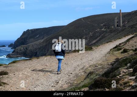 Walker si avvicina Wheal Coates Tin Mine -Townroath albero motore casa vicino St Agnes Cornwall Foto Stock